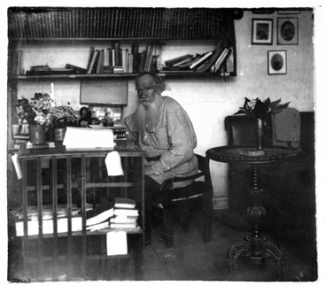Leo Tolstoi v kabinetie.05.1908.ws