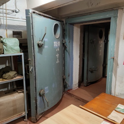 Anti-nuclear bomb shelter
